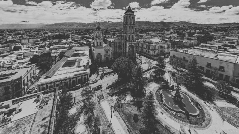 Archivo.- Fotografía aérea de la Catedral de Santiago, Plaza de Armas, Casino de Saltillo y calles aledañas.