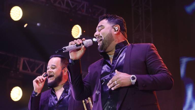 La Banda MS abarrotó al parque de béisbol de los Saraperos con amantes de la música regional mexicano que los acompañaron a una sola voz en sus más grandes éxitos.