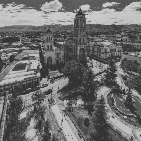 Archivo.- Fotografía aérea de la Catedral de Santiago, Plaza de Armas, Casino de Saltillo y calles aledañas.