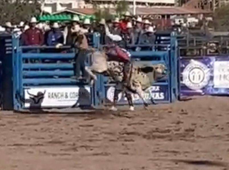 $!Brayan Medina en monta de toro juvenil mayor.