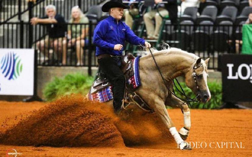 $!Cade McCutcheon realiza una parada deslizante sobre el semental palomino Custom Made Gun en los Juegos Ecuestres Mundiales de 2018.