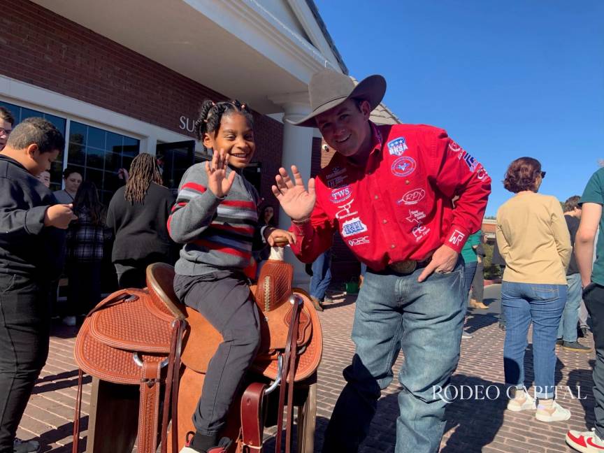 $!Tyler Wade ayuda a Korde King a sentirse cómodo en la silla de montar durante el alcance anual de la NFR a la Fundación de Autismo Grant-a-Gift.