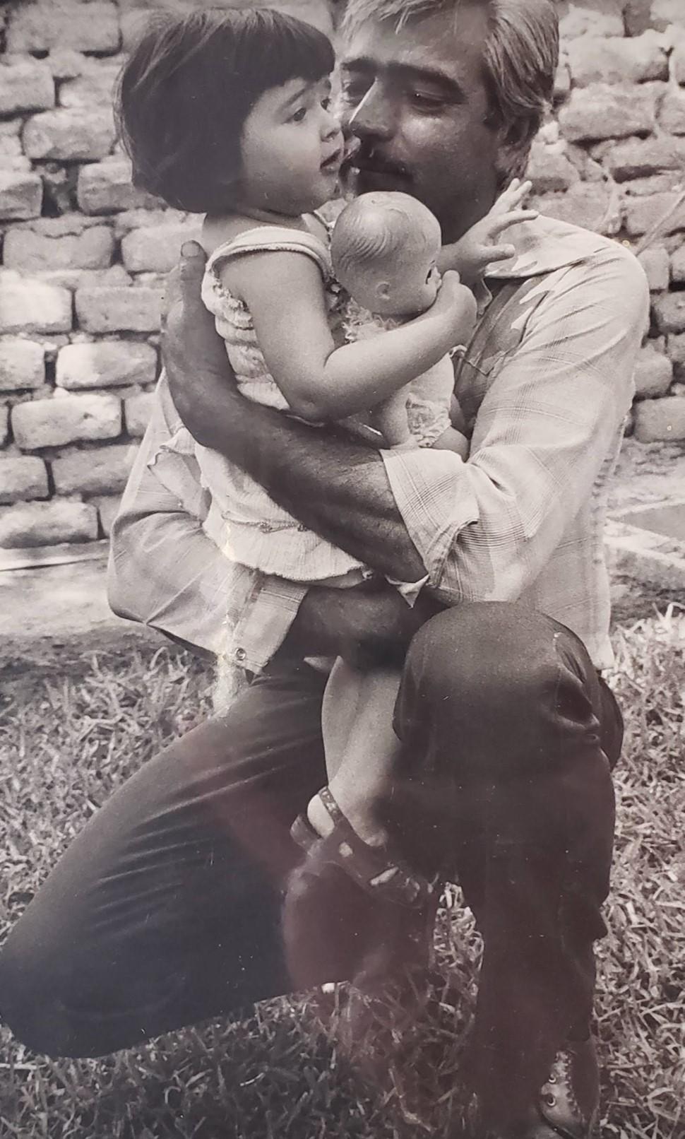 $!A modo de recordar la memoria de su padre, Raquel Galindo compartió una fotografía en la que se le ve en los brazos de Fito Galindo, quien la abraza a ella y a su muñeca.