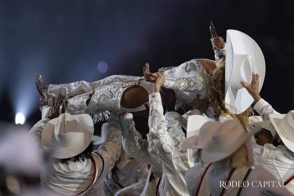 $!Al terminar de cantar el éxito “Texas Hold’Em”, Beyoncé fue levantada por los bailarines.