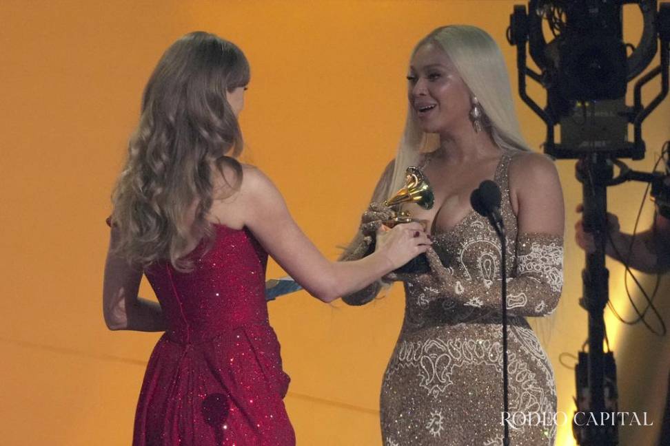 $!Taylor Swift le entregó el premio a Beyoncé durante la 67ª entrega anual de los Grammy.